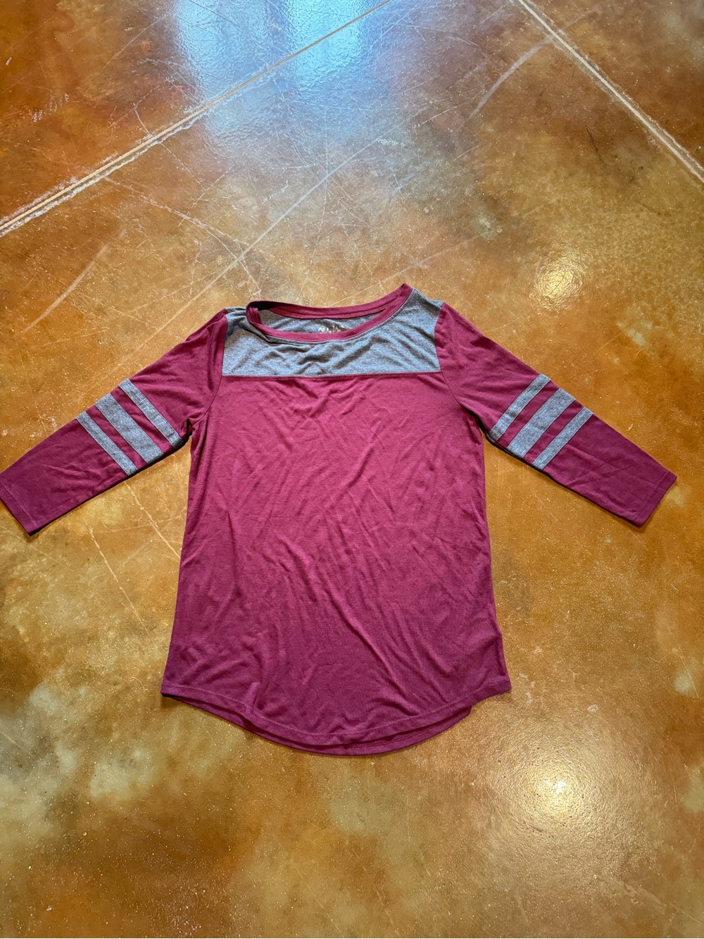 Women’s Maroon & Gray Raglan Stripe 3/4 Sleeve Top Medium